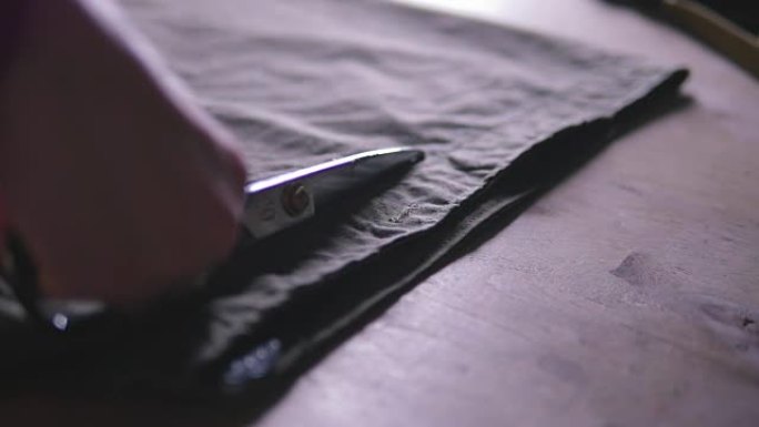 女人用剪刀手剪布的特写，慢动作