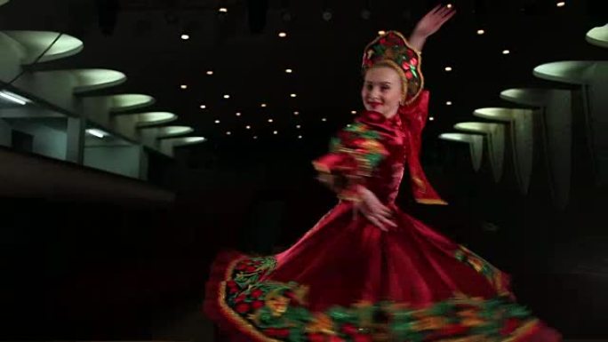 穿着红色连衣裙跳舞的年轻女孩。