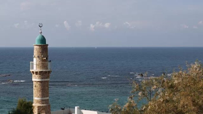 以色列特拉维夫地中海背景下的老雅法尖塔。