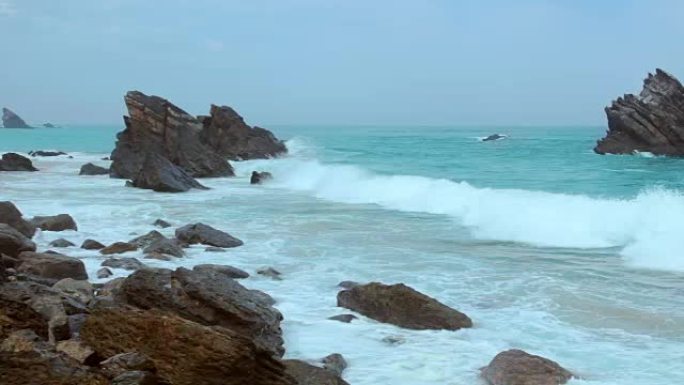 岩石和海洋冲浪