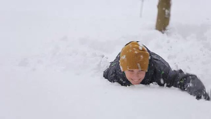 男孩在雪地里玩耍