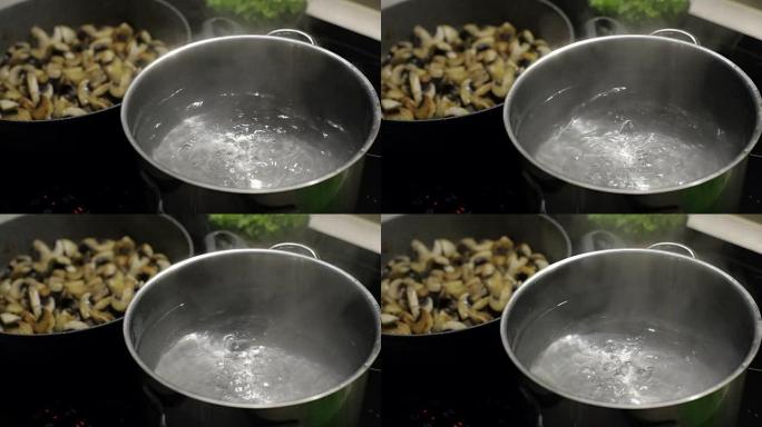 锅里开水。背景是炒蘑菇。慢动作