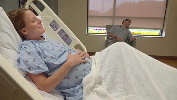 怀孕的妻子试图唤醒住院的丈夫