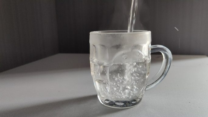 玻璃杯倒白开水