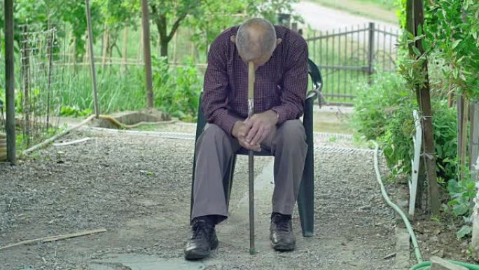 在户外睡觉的老人: 农村非常疲倦的老人，