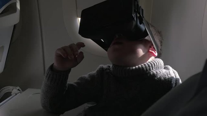 在飞机上使用虚拟现实耳机的儿童