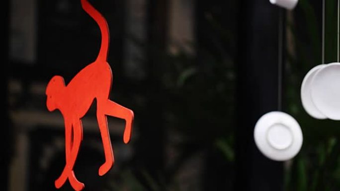 火红木猴子的有趣装饰是当地自助餐厅新年2016的十二生肖象征