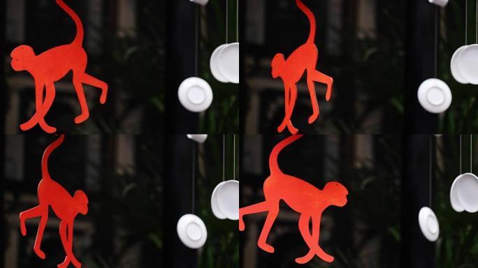 火红木猴子的有趣装饰是当地自助餐厅新年2016的十二生肖象征