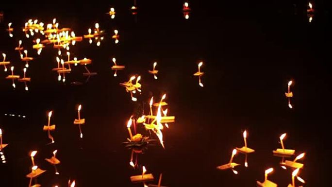 泰国清迈的Loi kathong节。手释放漂浮装饰的篮子和蜡烛来表达对河女神的尊重