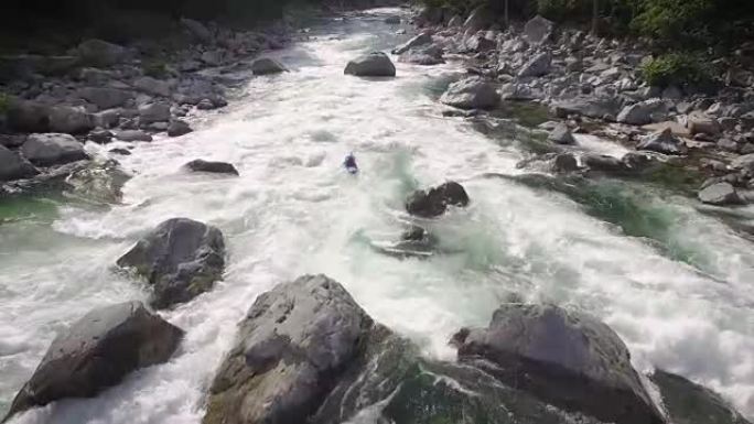 皮划艇运动员用无人驾驶飞机射击的巨石急流划下河