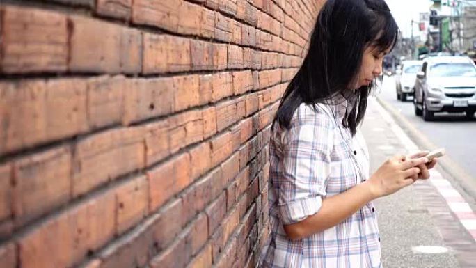 亚洲女游客在泰国清迈用手机散步