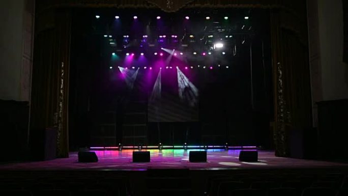 音乐会上舞台的照明。