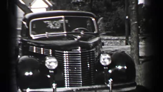 1939: 庞蒂亚克4门轿车倒车出车道前铰链后门技术。