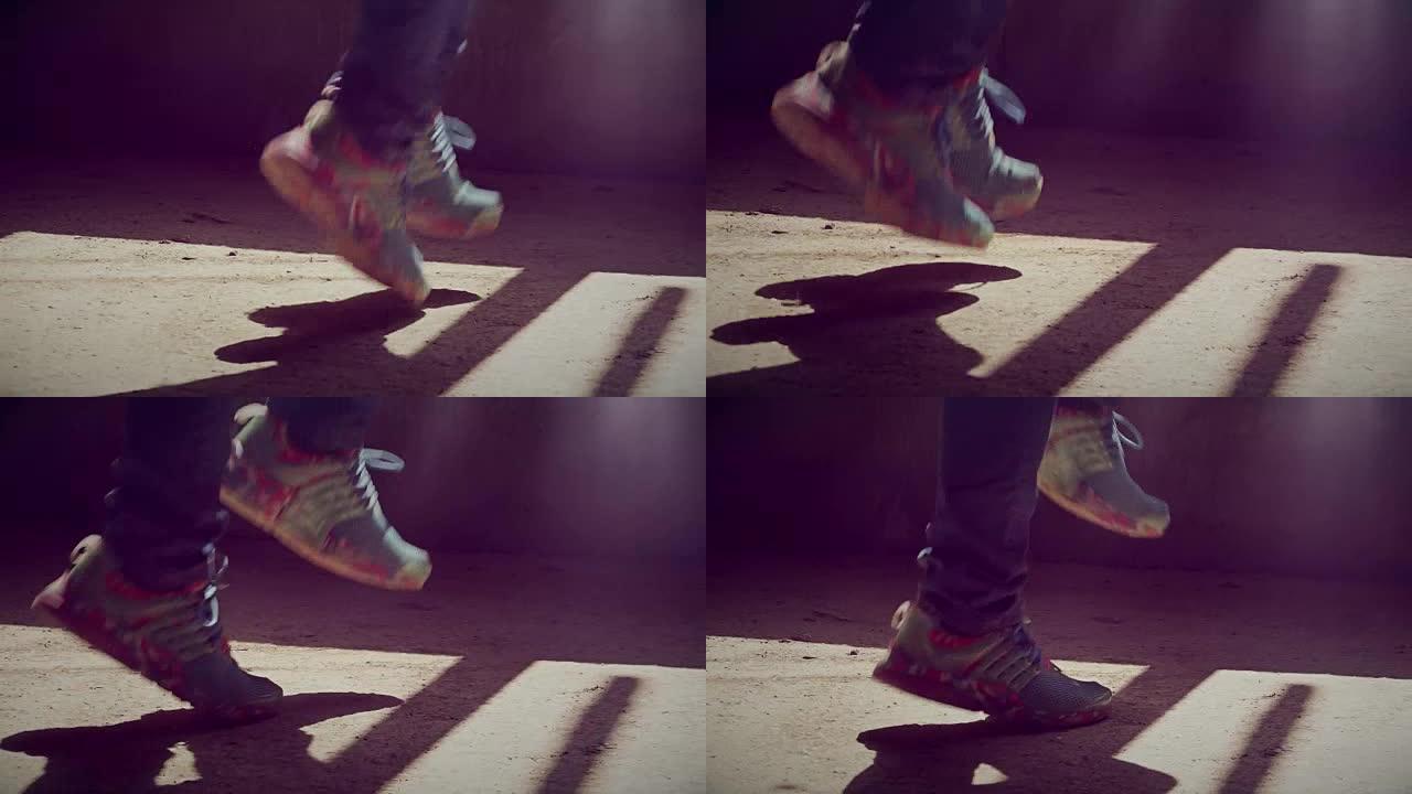 穿着牛仔裤和运动鞋的女孩在水泥地板上奔跑