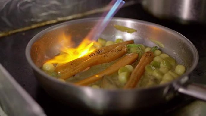 将其倒入火锅中。用明火在煎锅里煎蔬菜。弗拉姆风格的厨房。慢动作。特写