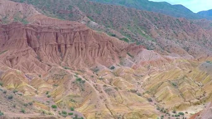 红色岩石中铀矿床的航拍视频。吉尔吉斯斯坦