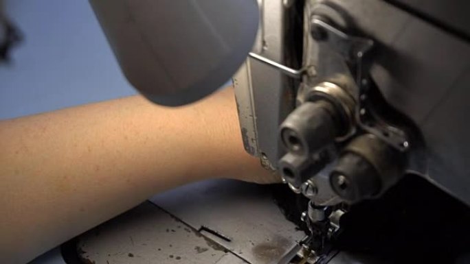 裁缝师用两根针在缝纫机上缝制衣服