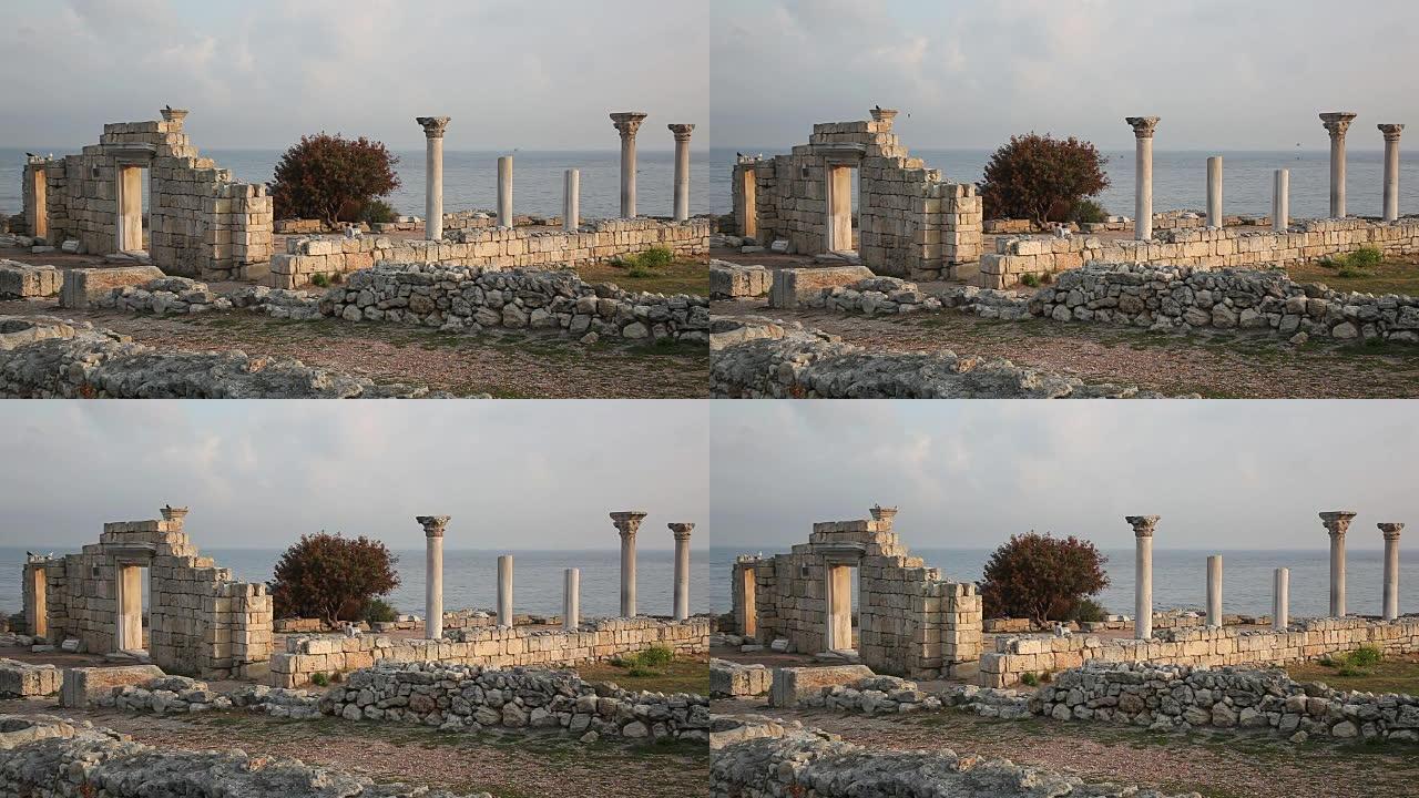 早晨古希腊城市Chersonese废墟中的柱廊