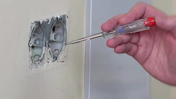 电工手动测试墙上插座的电源