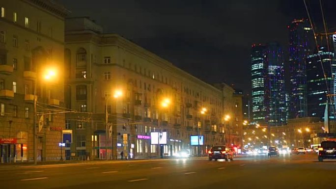 俄罗斯莫斯科市中心晚间灯光和道路交通
