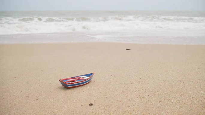 沙滩上的木制玩具船