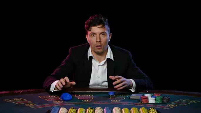 男人在赌场玩在线扑克，输了。近距离