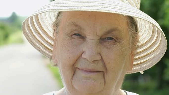 穿着白帽子的微笑老妇人的肖像
