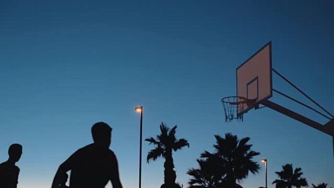 青少年打街头篮球的剪影