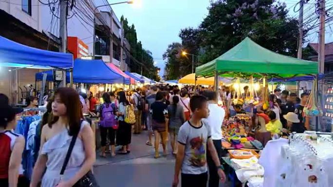 时间流逝: 泰国清迈夜市步行街的人群