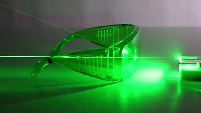 连续波绿色激光通过安全眼镜传播。
