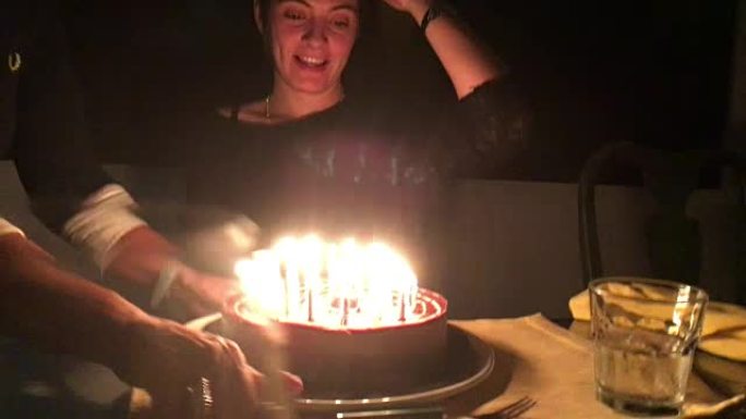 给寿星带来生日蛋糕。年轻女子庆祝生日