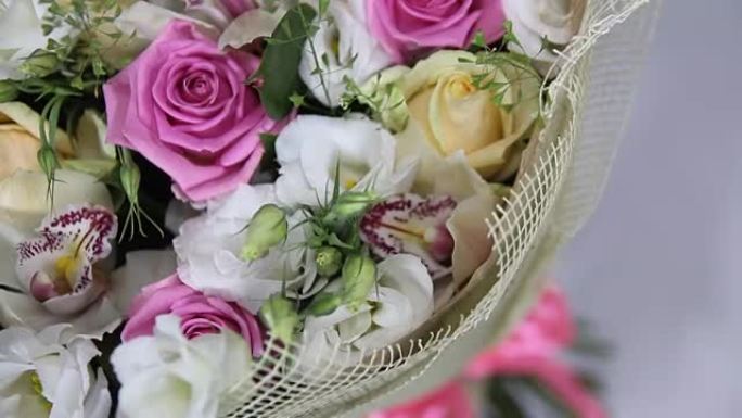 粉红色的玫瑰和弓形的eustoma花束