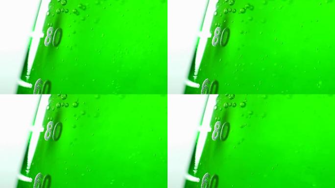 化学实验室用量瓶。烧瓶中的绿色液体
