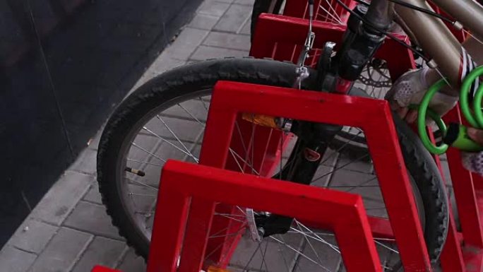停车时女性手锁自行车锁