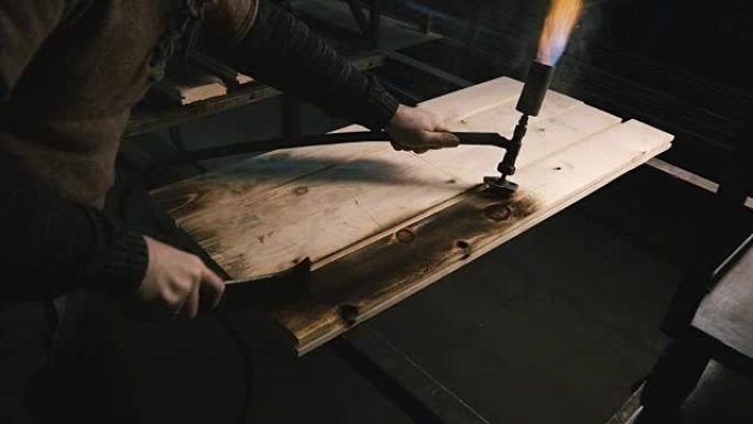 木匠磨碎燃烧的木头。特写