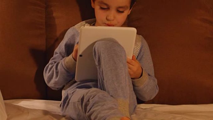 多莉: 一个穿着平板电脑的睡衣的小男孩