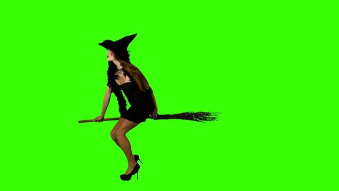 万圣节女巫在扫帚绿色屏幕上飞翔