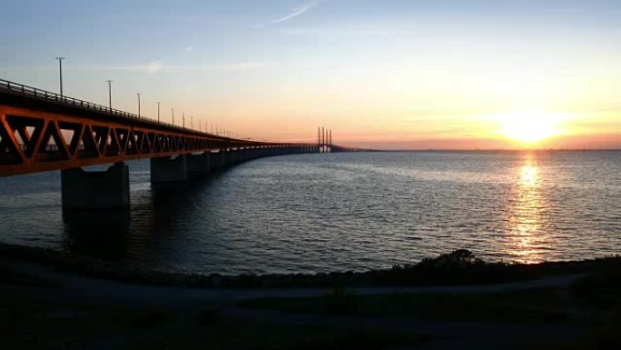 黄昏时瑞典的厄勒海峡大桥