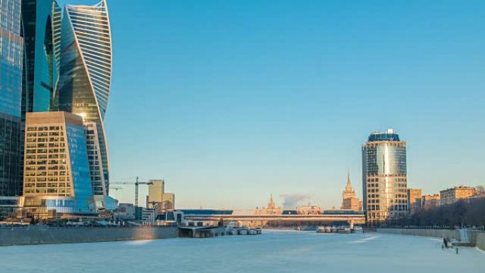 莫斯科市和冰冻的河流在日落时的冬日时光倒流