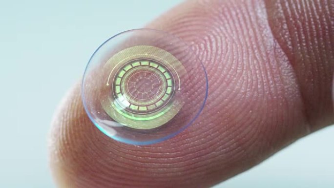 手持隐形眼镜技术的手指的微距拍摄，带有芯片，可以在两只眼睛中更好地看到并增加屈光度。概念: 眼科检查