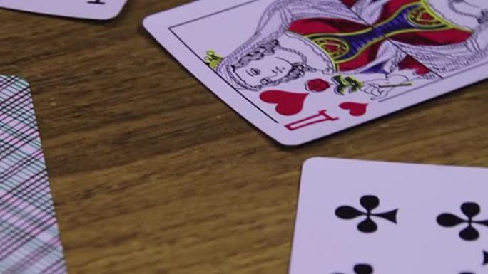 扑克牌在木桌上旋转