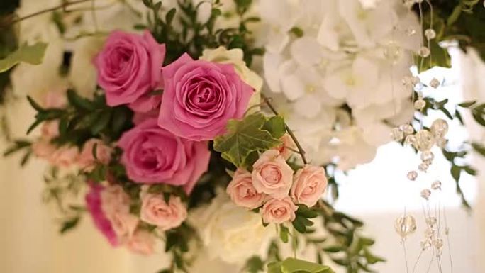 婚礼装饰设置序列夹包。花店和装饰师用粉色玫瑰花卉组合物，木材，干草制作乡村花卉装饰。FullHD 1