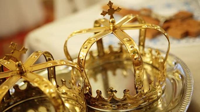 在教堂里为结婚仪式准备的两个金色婚礼皇冠的特写。