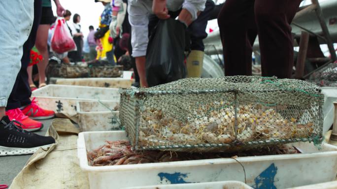 渔民贩卖海鲜