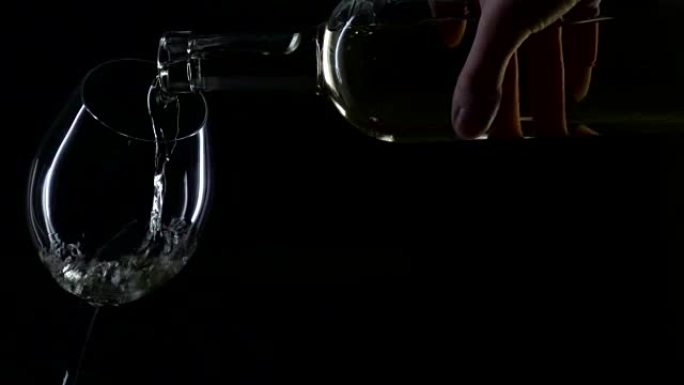 白葡萄酒倒入酒杯，轮廓，黑色，慢动作
