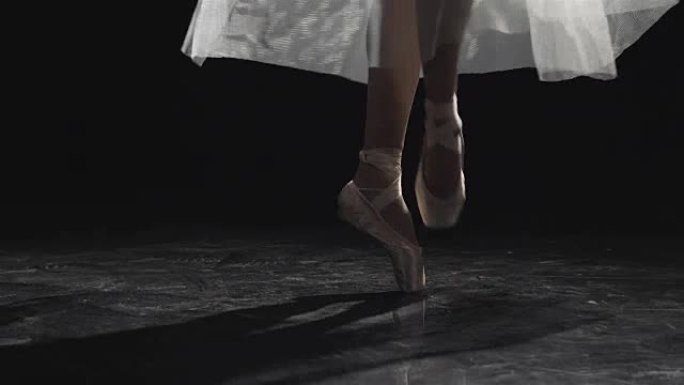 芭蕾舞演员的脚在足尖上跳舞