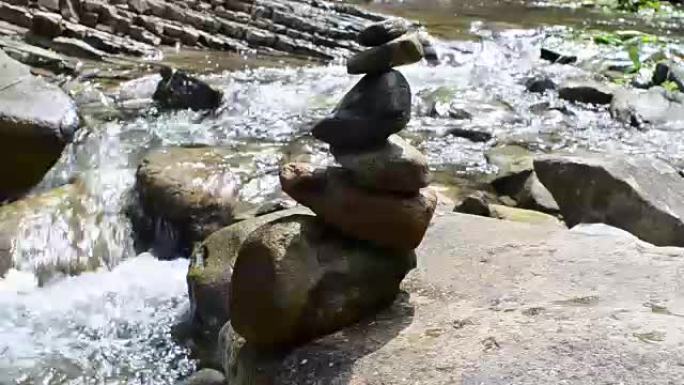 河岸上的平衡石。