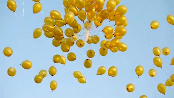 黄色气球飞