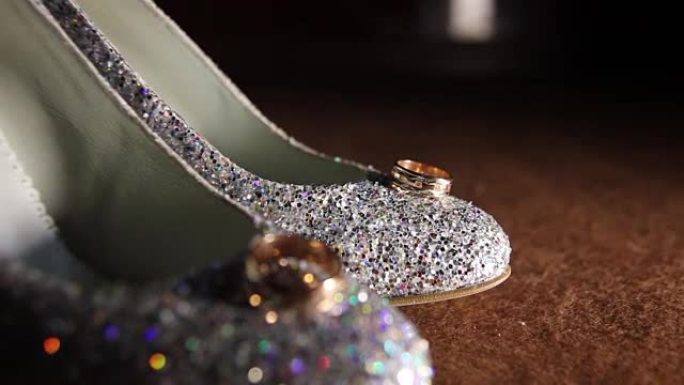 高跟鞋上有金戒指的女性魅力奢华鞋