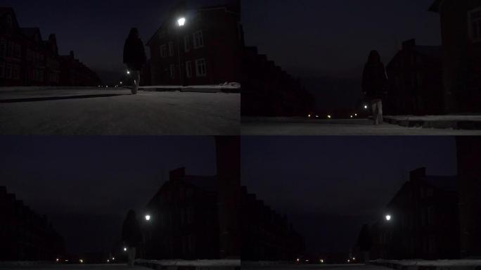 穿着皮大衣的女孩晚上在雪小区散步，放大视频